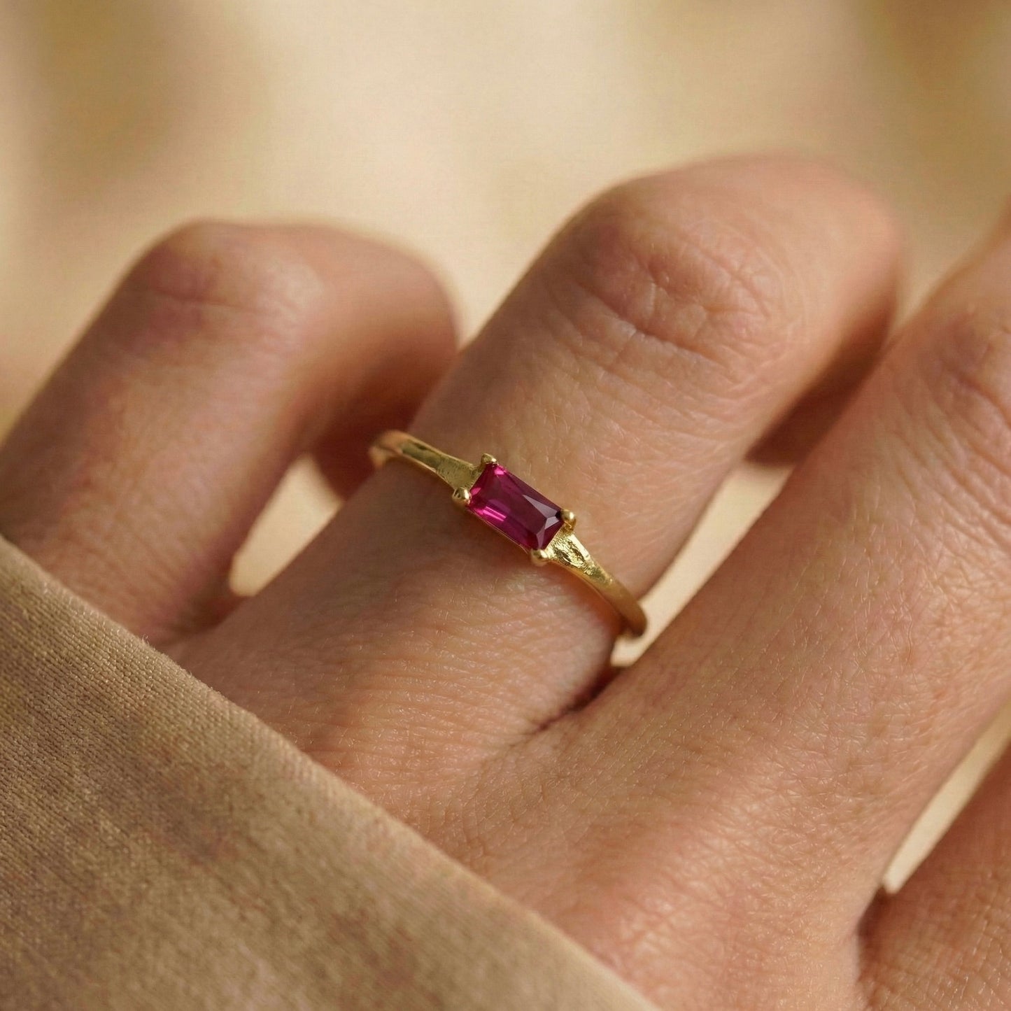 Magenta Baguette Yüzük