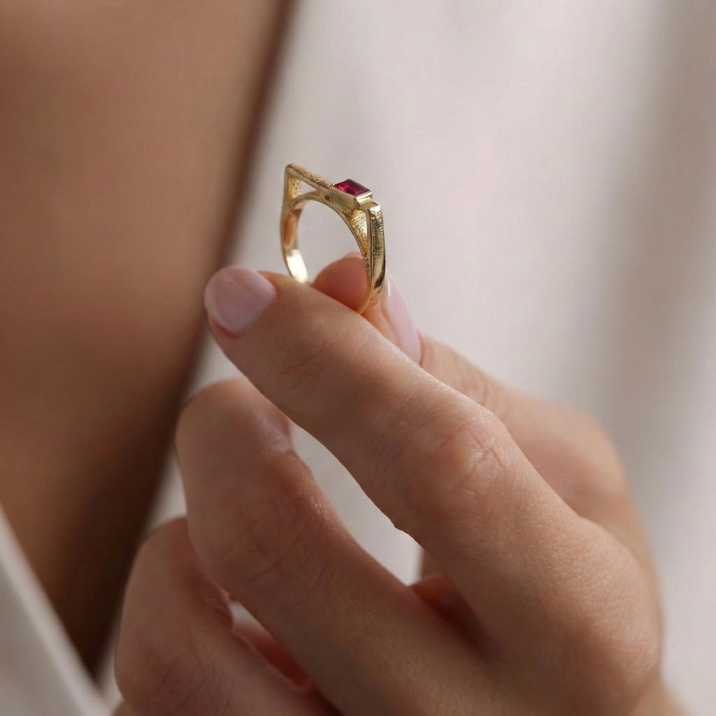 Ruby Geometric Bridge Yüzük