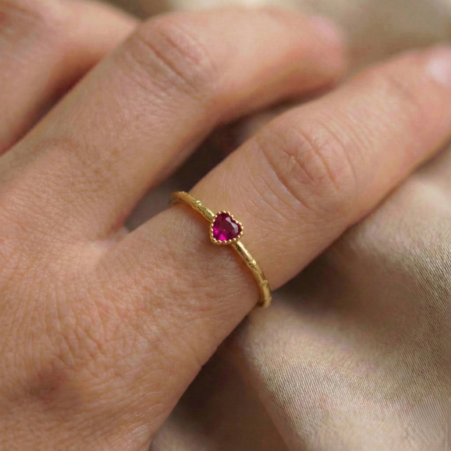 Petite Ruby Heart Yüzük